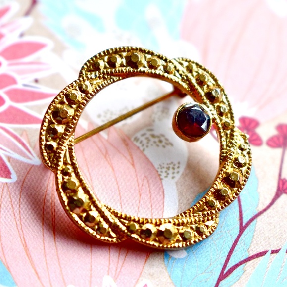 💞💗 Vintage Gold Plated CircleTwisted Wreath Brooch Red Rhinestone 1.2" - Picture 1 of 7